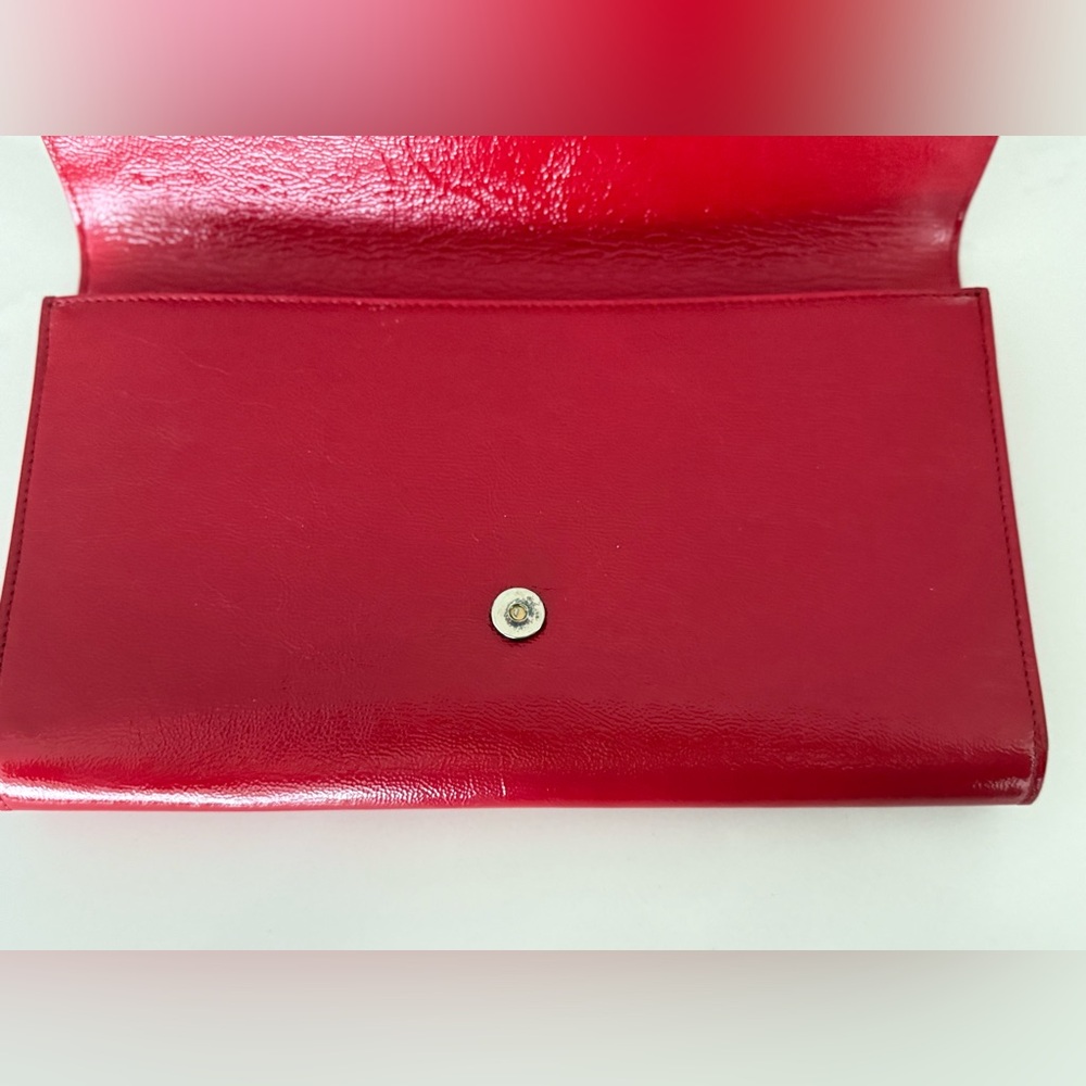 SAINT LAURENT  Textured Patent Monogram Large Belle De Jour Clutch Patent Red. - Picture 4 of 8